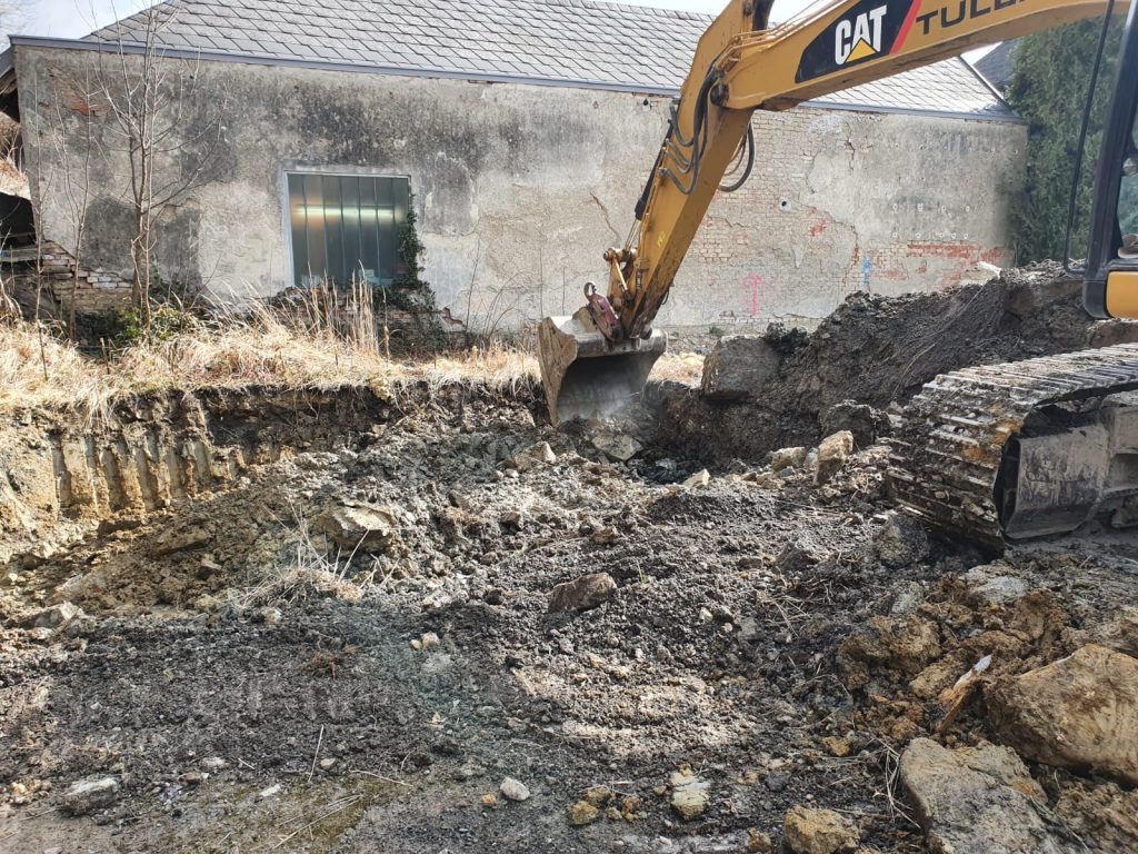 In Tullnerbach wird gebaggert beim Immobilienprojekt Hauptstraße 42