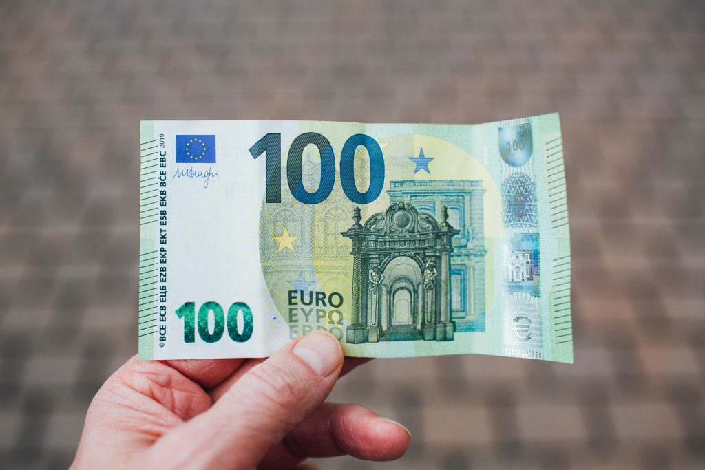 Mit nur 100 Euro im Monat ein Vermögen aufbauen – geht das?